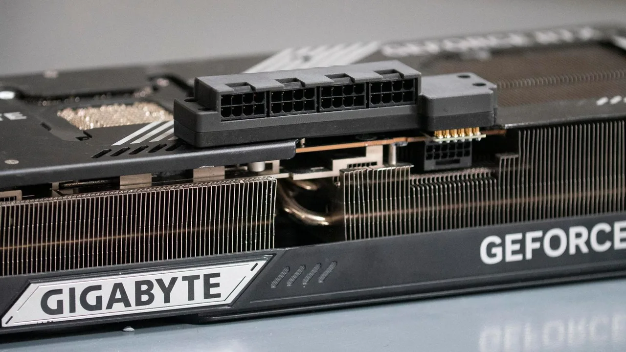 GeForce RTX 5090 uchun yangi 8-pinli quvvat platasi