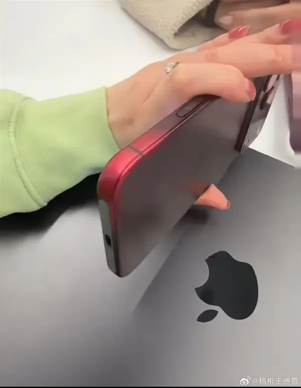 iPhone 18 Pro egalari rang o'zgarishidan shikoyatda — 3-rasm