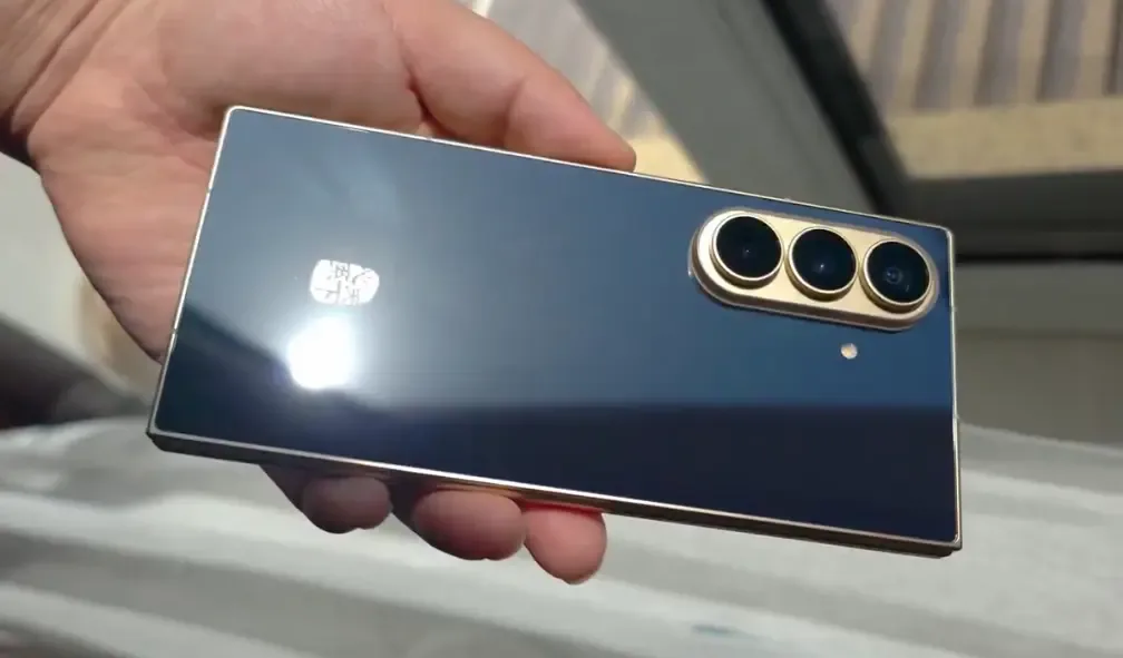 Samsung W27 yig'iluvchi smartfoni jonli videoda ko'rsatildi — 2-rasm